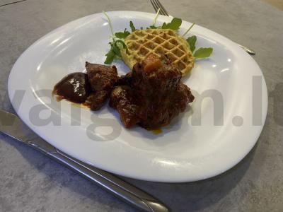 Troškintos jautienos šonkauliai pomidorų padaže pagrindine nuotrauka