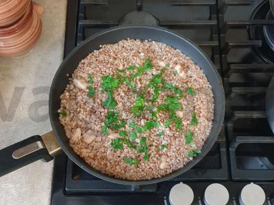 Troškinta grikių košė su vištienos filė ir žolelėmis Žingsnis 5