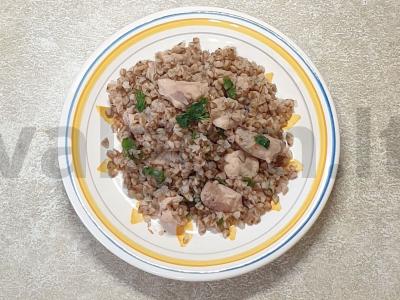 Troškinta grikių košė su vištienos filė ir žolelėmis pagrindine nuotrauka