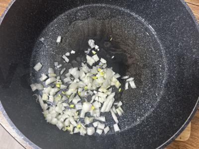 Penne makaronai su dešrelėmis ir žirneliais Žingsnis 1