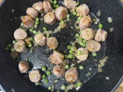 Penne makaronai su dešrelėmis ir žirneliais Žingsnis 4