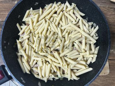 Penne makaronai su dešrelėmis ir žirneliais Žingsnis 5