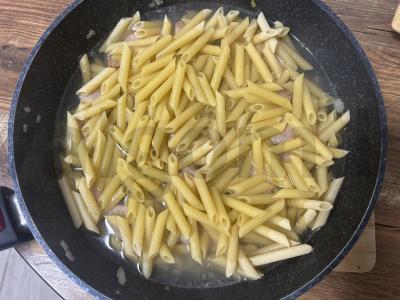 Penne makaronai su dešrelėmis ir žirneliais Žingsnis 6