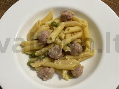 Penne makaronai su dešrelėmis ir žirneliais pagrindine nuotrauka