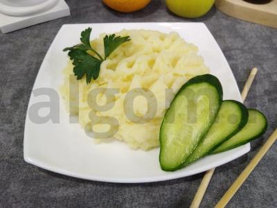 Bulvių košė su sviestu ir pienu pagrindine nuotrauka