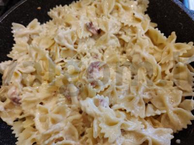 Farfalle makaronai su bekonu ir sūriu Žingsnis 12