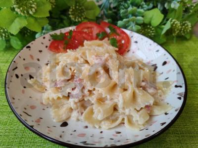 Farfalle makaronai su bekonu ir sūriu pagrindine nuotrauka