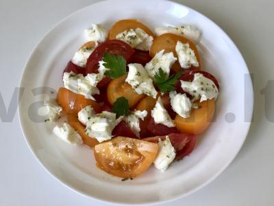 Pomidorų salotas su mocarela pagrindine nuotrauka