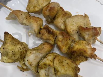 Mini šašlykai iš vištienos su ciberžole ir grybų padažu pagrindine nuotrauka