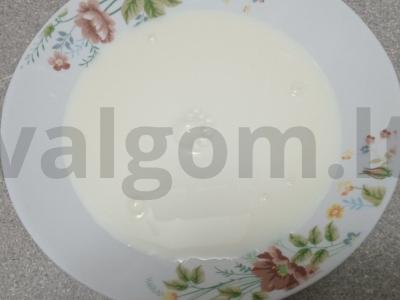 Pieninė košė iš kvietinių kruopų su kokosų aliejumi, džiovintomis spanguolėmis, migdolais, kiviais ir cukranendrių cukrumi Žingsnis 1