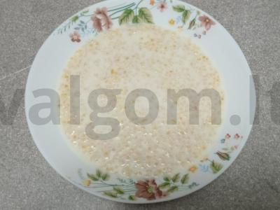 Pieninė košė iš kvietinių kruopų su kokosų aliejumi, džiovintomis spanguolėmis, migdolais, kiviais ir cukranendrių cukrumi Žingsnis 3