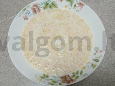 Pieninė košė iš kvietinių kruopų su kokosų aliejumi, džiovintomis spanguolėmis, migdolais, kiviais ir cukranendrių cukrumi Žingsnis 4