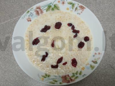 Pieninė košė iš kvietinių kruopų su kokosų aliejumi, džiovintomis spanguolėmis, migdolais, kiviais ir cukranendrių cukrumi Žingsnis 5