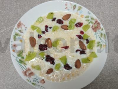 Pieninė košė iš kvietinių kruopų su kokosų aliejumi, džiovintomis spanguolėmis, migdolais, kiviais ir cukranendrių cukrumi Žingsnis 7