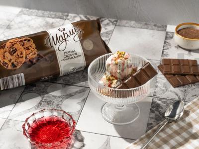 Šokoladiniai ledai su sausainių trupiniais pagrindine nuotrauka