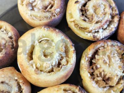 Varškės sūrio vyniotiniai su obuoliais, riešutais ir cinamonu pagrindine nuotrauka