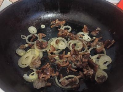 Salotos su miško grybais, bulvėmis ir sojų padažu Žingsnis 1