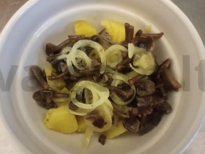Salotos su miško grybais, bulvėmis ir sojų padažu Žingsnis 4