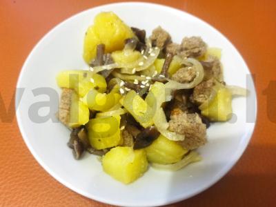 Salotos su miško grybais, bulvėmis ir sojų padažu pagrindine nuotrauka