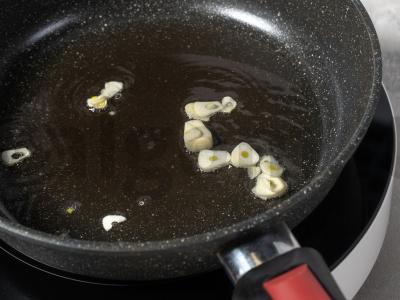 Krevetės ir sūrio užkandžių taurėlės Žingsnis 1