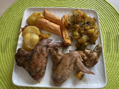 Vištiena, kepta orkaitėje su daržovėmis pagrindine nuotrauka