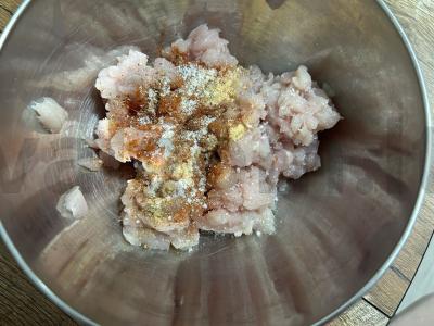 Švelnios smulkintos vištienos ir sūrio kotletai Žingsnis 2