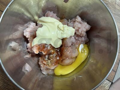 Švelnios smulkintos vištienos ir sūrio kotletai Žingsnis 3