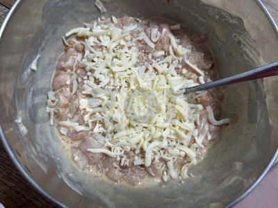 Švelnios smulkintos vištienos ir sūrio kotletai Žingsnis 4