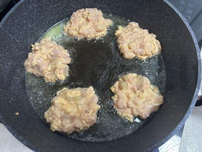 Švelnios smulkintos vištienos ir sūrio kotletai Žingsnis 6