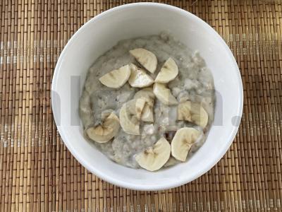 Avižinė košė su bananais ir džiovintais vaisiais pagrindine nuotrauka