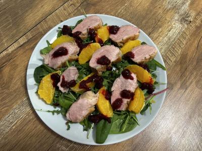 Šiltas salotas su antis krūtinėlė, apelsinais ir spanguolių padažu Žingsnis 16