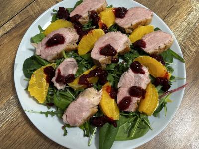 Šiltas salotas su antis krūtinėlė, apelsinais ir spanguolių padažu pagrindine nuotrauka