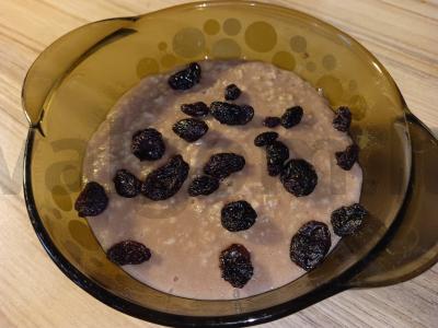 Avižinė košė su sojų pienu ir razinomis pagrindine nuotrauka