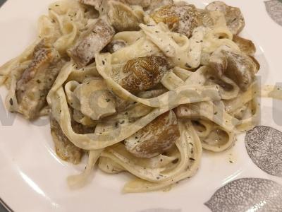 Taliatelle su baltosiomis grybeliais pagrindine nuotrauka