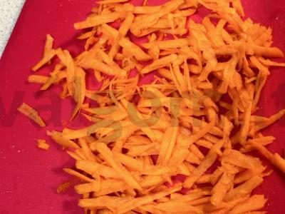 Kulebjakas su morkomis ir svogūnais keptuvėje Žingsnis 1