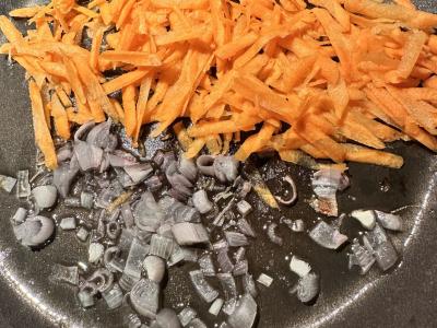 Kulebjakas su morkomis ir svogūnais keptuvėje Žingsnis 3