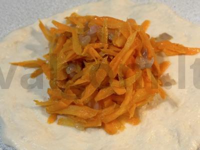 Kulebjakas su morkomis ir svogūnais keptuvėje Žingsnis 4