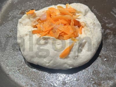 Kulebjakas su morkomis ir svogūnais keptuvėje Žingsnis 5