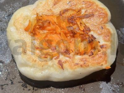 Kulebjakas su morkomis ir svogūnais keptuvėje Žingsnis 6