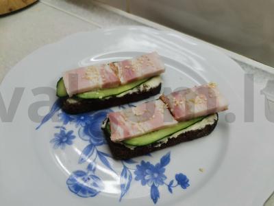 Sumuštiniai su rūkytomis šoninėmis pagrindine nuotrauka