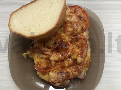 Kiauliena orkaitėje su sūriu ir pomidorais pagrindine nuotrauka