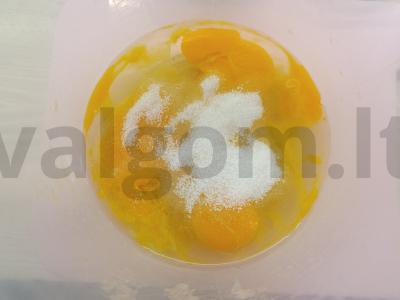 Biskvitinis pyragas su jogurto kremu Žingsnis 1