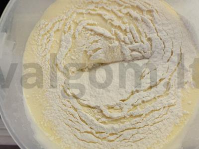 Biskvitinis pyragas su jogurto kremu Žingsnis 2