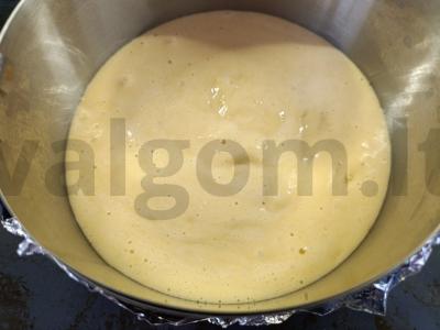 Biskvitinis pyragas su jogurto kremu Žingsnis 3