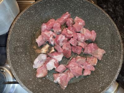 Kiauliena saldžiarūgščiame padaže su ryžiais ir ananasais Žingsnis 1