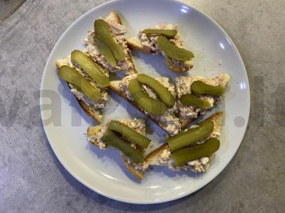 Sumuštiniai su tunu ir marinuotais agurkais pagrindine nuotrauka