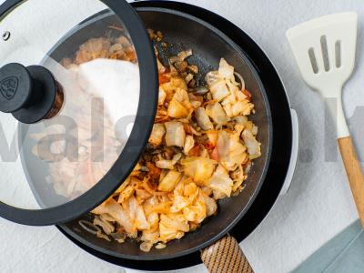 Vegetariška solyanka su raugintomis kopūstais Žingsnis 4