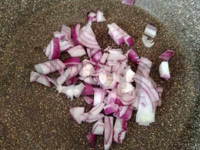 Kreminis kalakutienos ir kumpio padažas Žingsnis 1