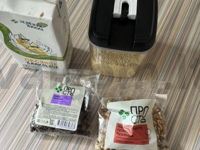 Pšenių košė su avižų pienu, razinomis ir graikiniais riešutais Žingsnis 1