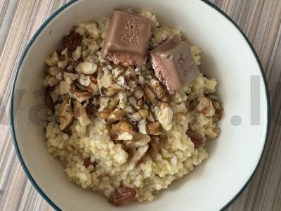 Pšenių košė su avižų pienu, razinomis ir graikiniais riešutais pagrindine nuotrauka